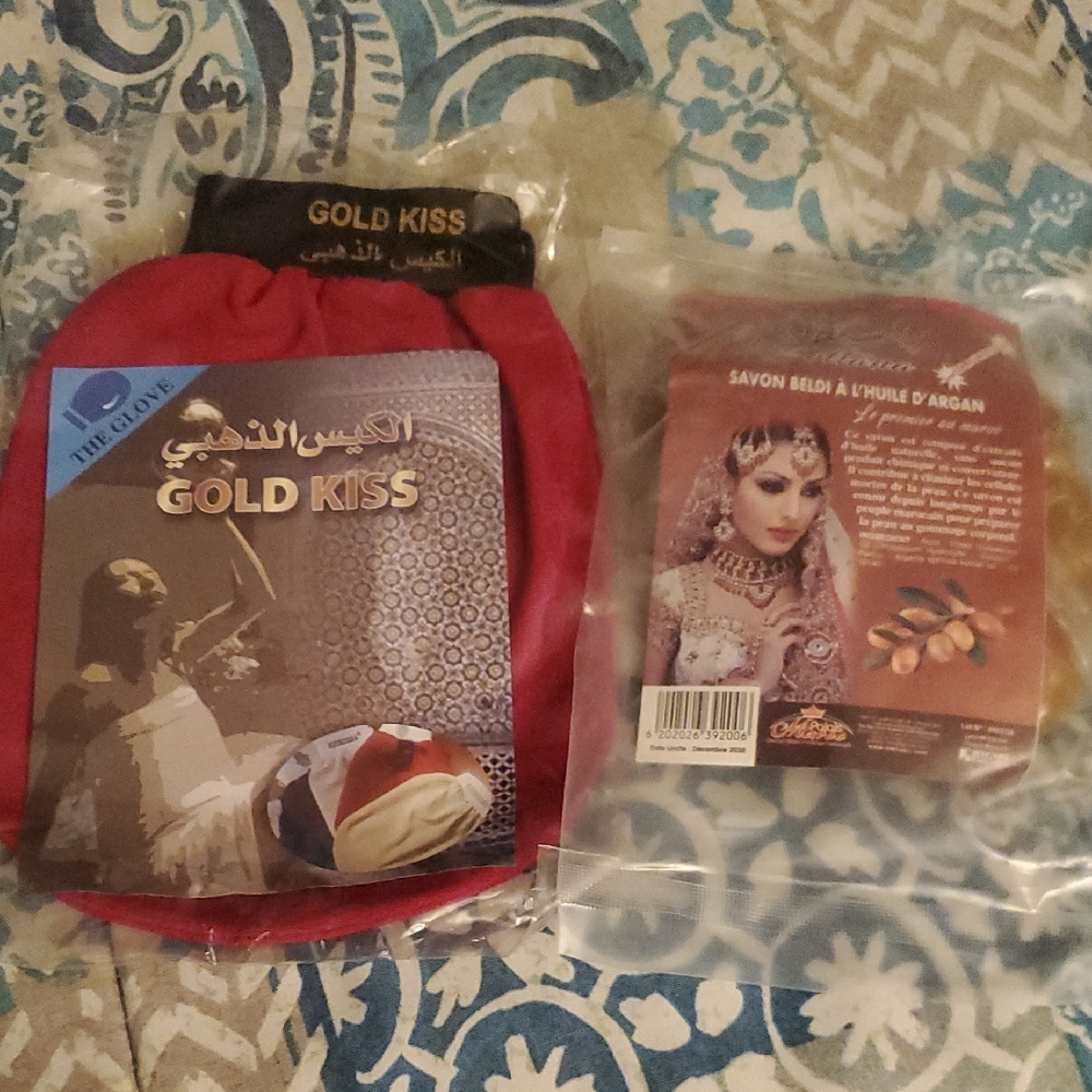 Gold Kiss Exfoliating Glove and Argan Oil Soap Set. Anyone Can Use This